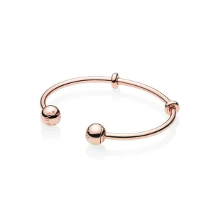 (kép) Moments PANDORA Rose nyitott karperec, PANDORA logo záróelemmel - 586477