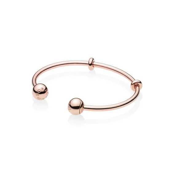 (kép) Moments PANDORA Rose nyitott karperec, PANDORA logo záróelemmel - 586477