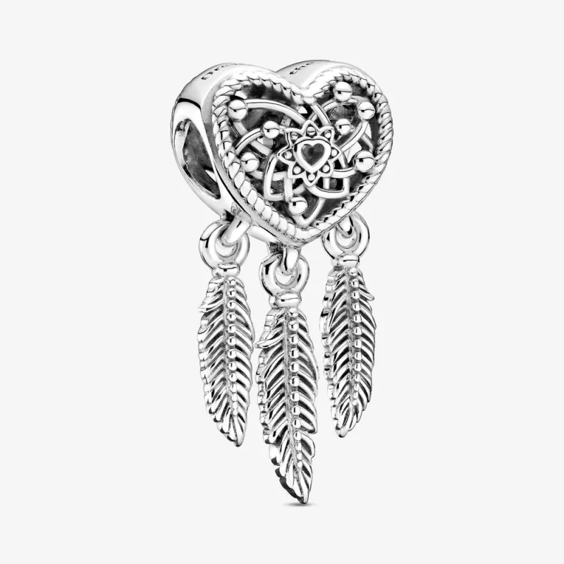 (kép) PANDORA Áttört szív és háromtollas álomfogó charm - 799107C00