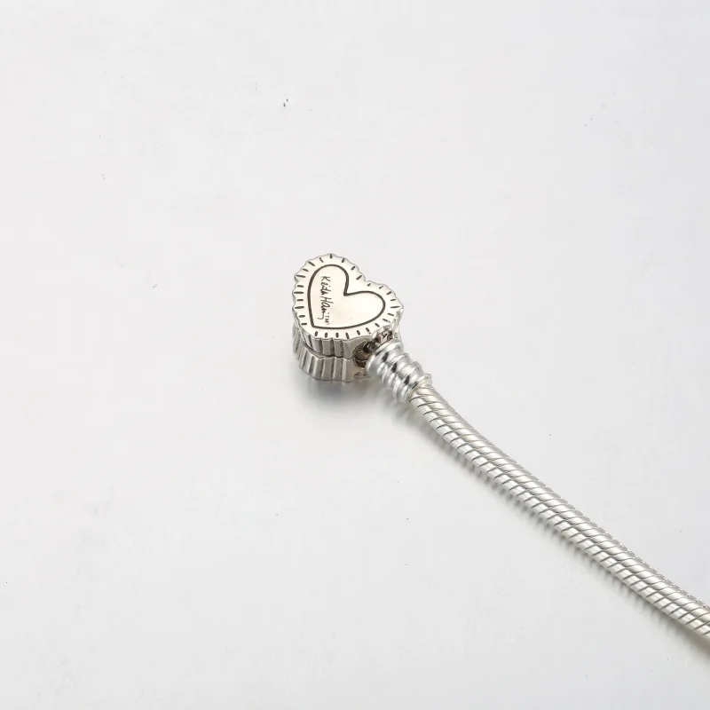 (kép) Keith Haring™ x Pandora Moments Radiant Heart Snake Chain Bracelet - 592217C01 - Megtekintés 5