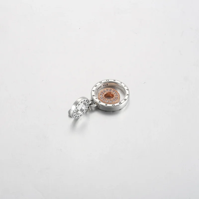 (kép) Pandora Moments kéttónusú logó karika függő charm - 782287C01 - Megtekintés 4