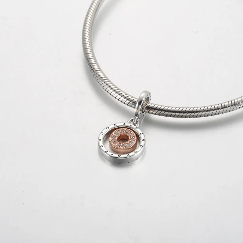 (kép) Pandora Moments kéttónusú logó karika függő charm - 782287C01 - Megtekintés 5