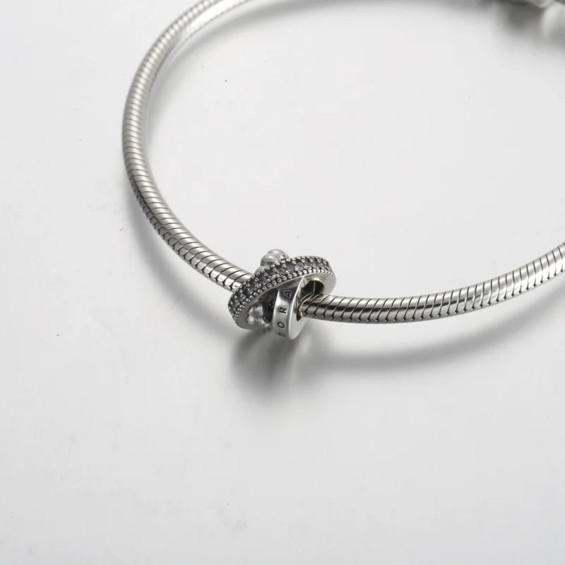 (kép) Pandora Moments logó pavé és gyöngy charm - 792317C01 - Megtekintés 5