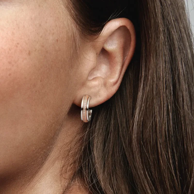 (kép) Pandora Signature Kéttónusú logó és pavé karika-fülbevaló - 282737C01 - Megtekintés 3