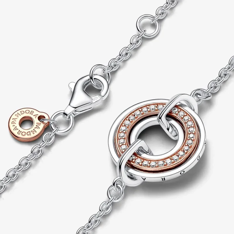 (kép) Pandora Signature Kéttónusú logó és pavé láncos karkötő - 582741C01 - Megtekintés 2