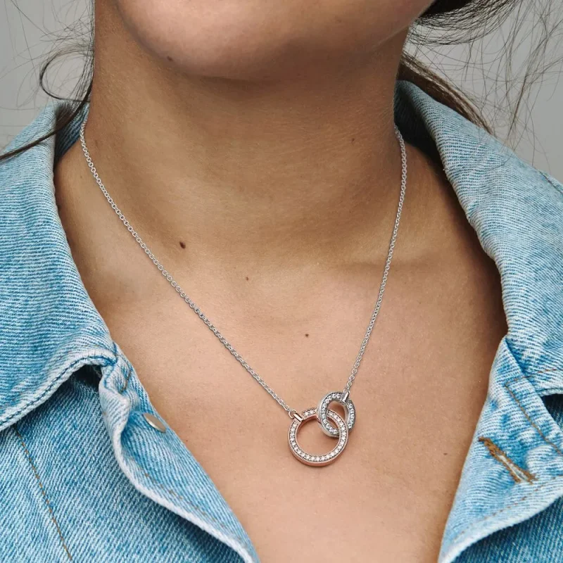 (kép) Pandora Signature kéttónusú összefonódó karika nyaklánc - 382778C01 - Megtekintés 4