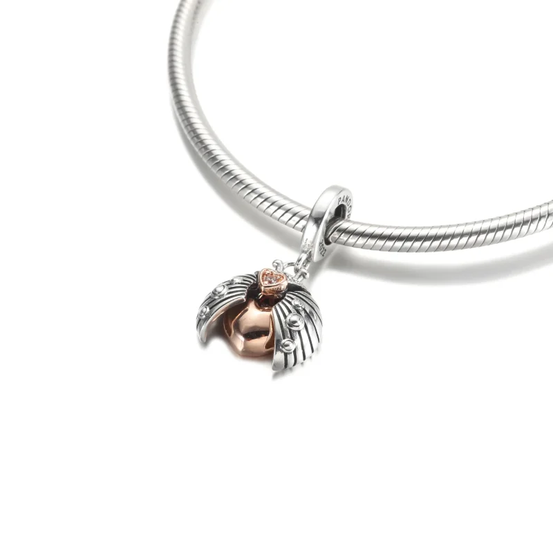 (kép) PANDORA Club 2022 Katicabogár és szív függő charm - 780072C01 - Megtekintés 5