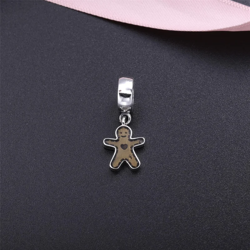 (kép) PANDORA Mézeskalács emberke függő charm - 790997EN29 - Megtekintés 3