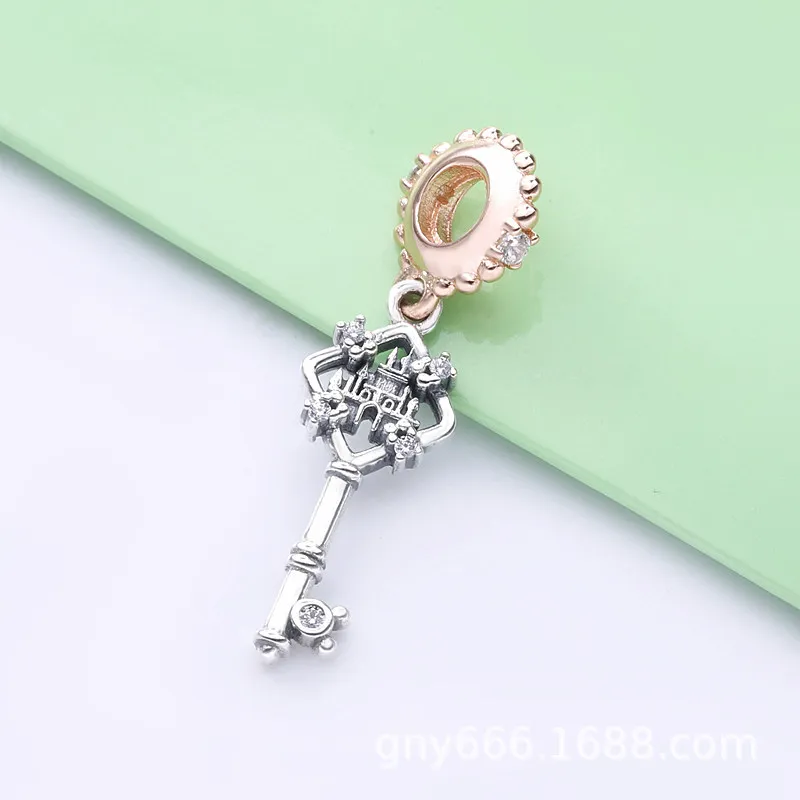 (kép) PANDORA Disney, Parkok kulcs Függő Charm - 788226CZ - Megtekintés 2