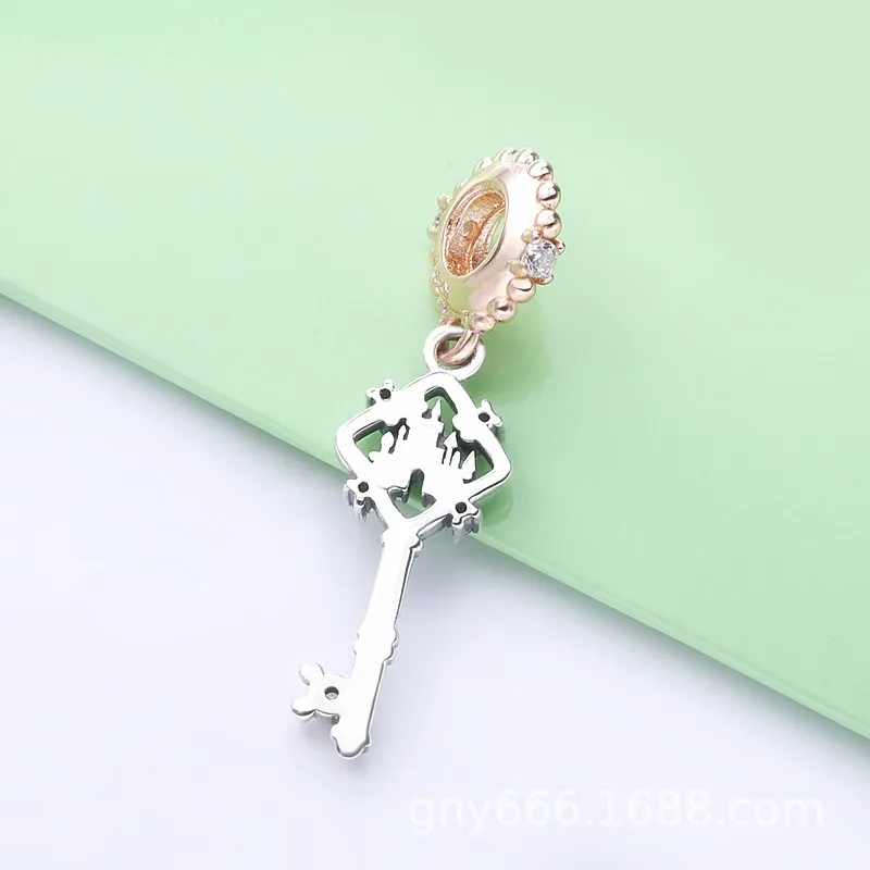 (kép) PANDORA Disney, Parkok kulcs Függő Charm - 788226CZ - Megtekintés 3
